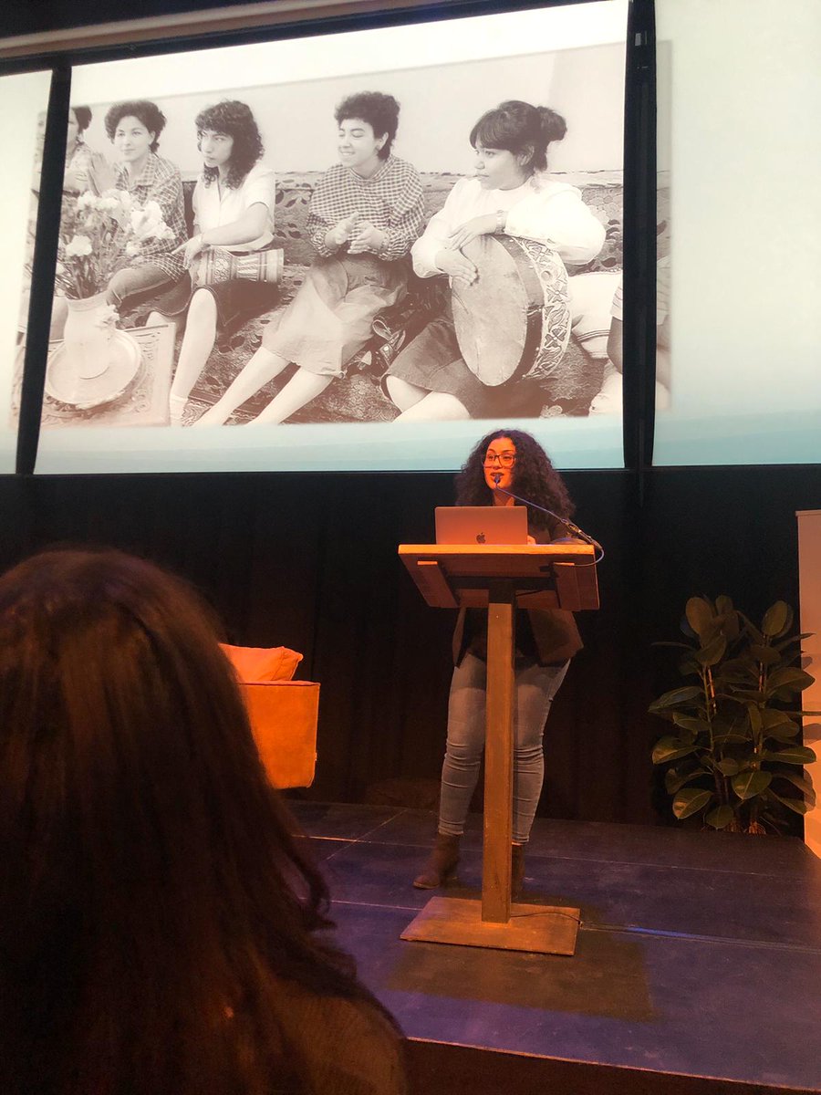 Khadija begon haar verhaal met Salam Alaikom en eindigde met de prachtige woorden: ‘Niemand heeft het eeuwige leven, we zullen allemaal de dood proeven, ook onze moeders; stel je moeder vragen, hoe moeilijk het ook kan zijn.’ fatima.amsterdam/salam-alaikoem/