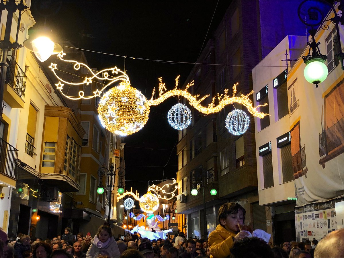 AytoLorca's tweet photo. #Lorca da la bienvenida a la Navidad con el tradicional encendido. Niños de diferentes colectivos de la ciudad han presionado el botón para alumbrar nuestras calles y plazas. La fiesta sigue en calle Corredera con el concierto de ‘Cap pela’. 🔔 🎄🎉 https://t.co/Q64ylpRx7A