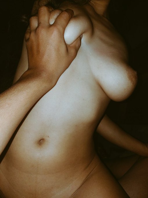 Quien quiere cogerme? Tengo muchas ganas🤤🤤🤤🤤💜  Ayuden a dar RT y a los 3000 seguidores subo directo tocandome