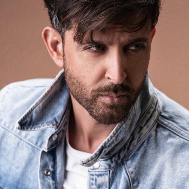 muthukkrish's tweet photo. Hell yeah! My fav @iHrithik is the sexiest Asian male of 2019 and the decade 😍 
#HrithikRoshan #easterneye #magazine #UK #sexiest #charming #handsome #stylish #Stunning #Bollywood #celebrity #Inspiration https://t.co/atHilGIhMg