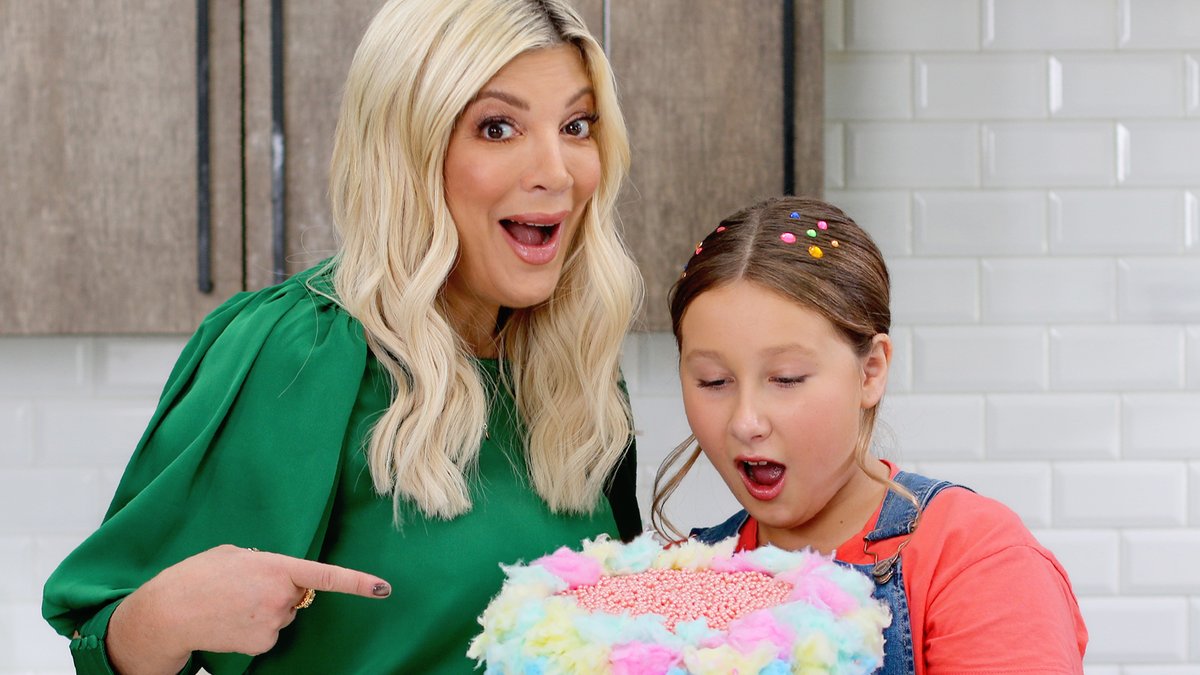ToriTriedTrue's tweet photo. As Stella's "sous-baking-chef," I can say that this cotton candy cake is too cute to be true! https://t.co/ob3p4cqV67 https://t.co/sz1gHZbOPi