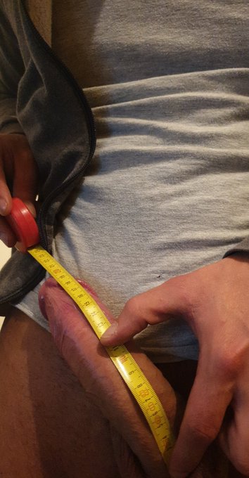 Voila dure de tenir queue metre et faire la tof mais voici mes 20 cm on ma reclamer cette photo beaucoup