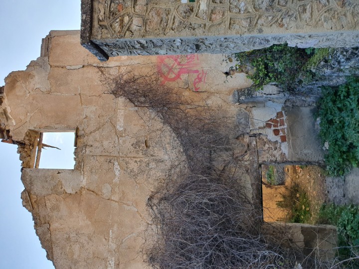jesusdalmacio's tweet photo. @FutbolesRadio En este lamentable estado se encuentra la casa de Federico Muelas de la que habló @albertodecuenca Podría @aytocuenca arreglar al menos la mesa interpretativa para que los que paseen por el sendero puedan leer su soneto a Cuenca "Alzada en limpia sinrazón altiva…" https://t.co/SstCV1PWop