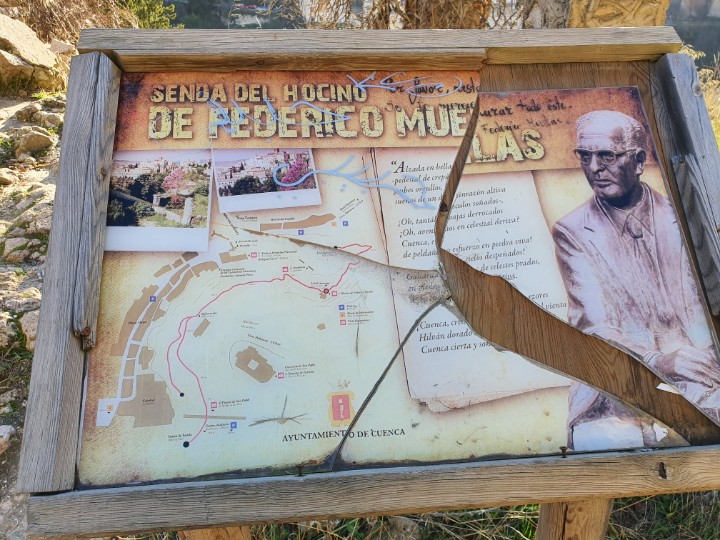 jesusdalmacio's tweet photo. @FutbolesRadio En este lamentable estado se encuentra la casa de Federico Muelas de la que habló @albertodecuenca Podría @aytocuenca arreglar al menos la mesa interpretativa para que los que paseen por el sendero puedan leer su soneto a Cuenca "Alzada en limpia sinrazón altiva…" https://t.co/SstCV1PWop
