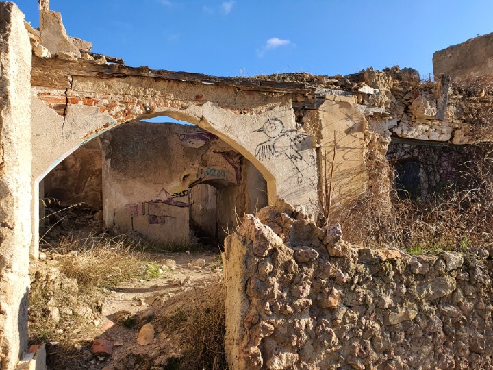 jesusdalmacio's tweet photo. @FutbolesRadio En este lamentable estado se encuentra la casa de Federico Muelas de la que habló @albertodecuenca Podría @aytocuenca arreglar al menos la mesa interpretativa para que los que paseen por el sendero puedan leer su soneto a Cuenca "Alzada en limpia sinrazón altiva…" https://t.co/SstCV1PWop