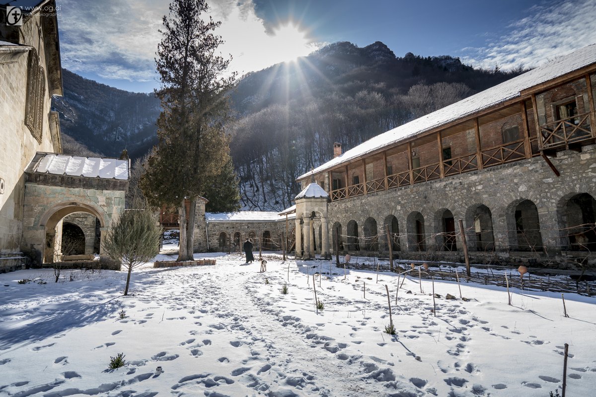 Orthodoxograph's tweet photo. Sonniges Winterwetter im Kloster #Kwatachewi (georgisch ქვათახევი, ქვაბთახევი). Es ist ein mittelalterliches #georgisch-#orthodoxes Kloster des 12. und 13. Jahrhunderts, das ca. 55km von #Tbilisi entfernt ist. https://t.co/VLC5Z9JcSb
