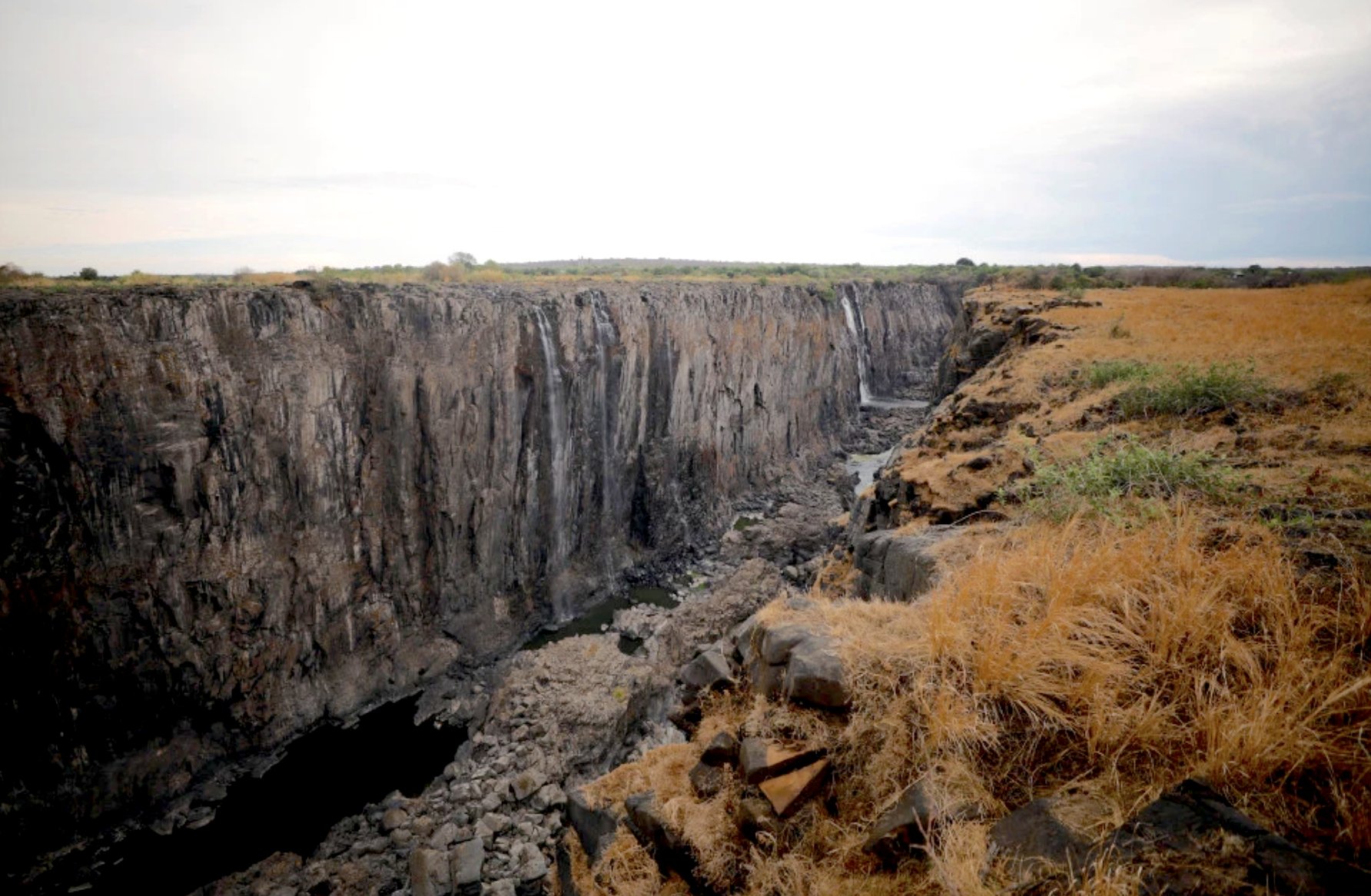 Résultat de recherche d'images pour "Victoria Falls dries to a trickle after worst drought in a century"