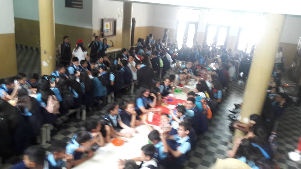 lbsimonbolivar1's tweet photo. Parrandón Navideño #LBSB #ParrandonClapTáchira #AmorALaVidaZETáchira @charlychaves @ZonaEducTachira https://t.co/NiQmdhL77L