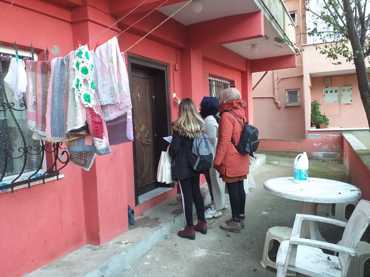 medipolcevre's tweet photo. Bugün Çevre Kulübü olarak Beykoz Belediyesinin desteğiyle Beykoz Ortaçeşme’de 2. etkinliğimizi gerçekleştirdik. Kapı kapı dolaşıp SIFIR ATIK Projemizi tanıttık. #zerowaste #sıfıratık #kompost #gogreen https://t.co/ILh4WPAU2t