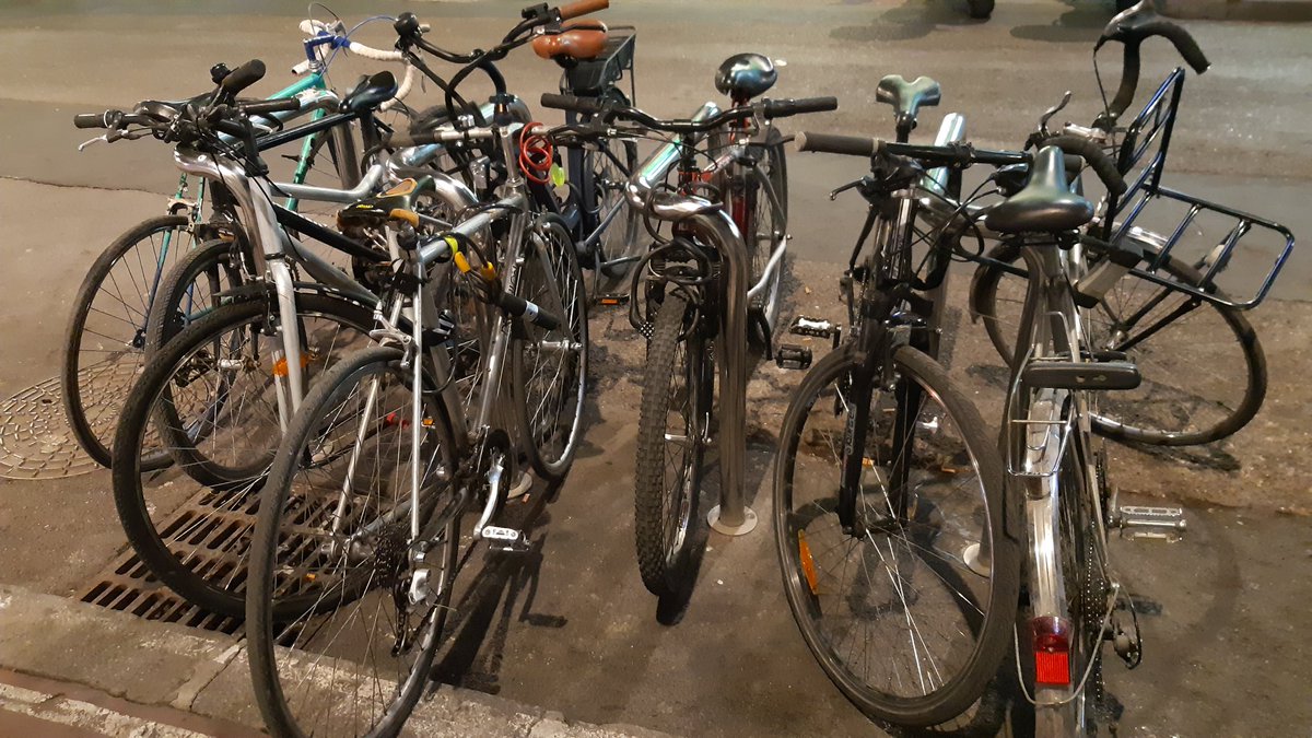 NicoLeMoigne's tweet photo. Qui a dit qu'en hiver il n'y avait plus de 🚴‍♂️🚴‍♀️.
A @Montpellier3m plus que jamais ils sont toujours là, et les arceaux manquent.
#OnVeutPouvoirGarerNosVélos https://t.co/fteOlTivby