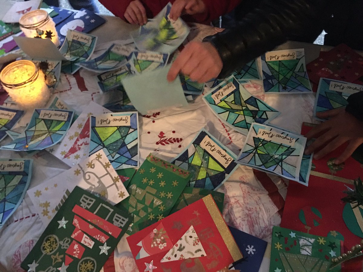 PourLongpont's tweet photo. Début du Téléthon à Longpont avec la vente de cartes de vœux réalisées par les enfants de l’école des Échassons # Longpont # Téléthon https://t.co/8u94hlPJlM