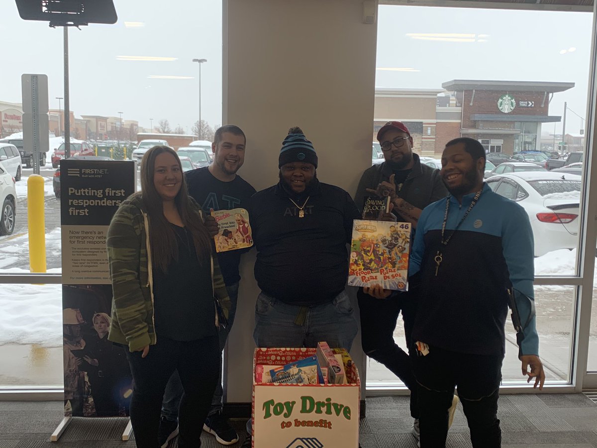 Jeff rd giving back to the community #boysandgirlsclub #Toydrive <a href="/DFraser0107/">Don Fraser</a> @Salzone1221 <a href="/gonty_13/">Bryan Gonterman</a> <a href="/DennisJFosterJR/">Dennis Foster</a> <a href="/marcellobenny/">Benjamin Marcello</a>