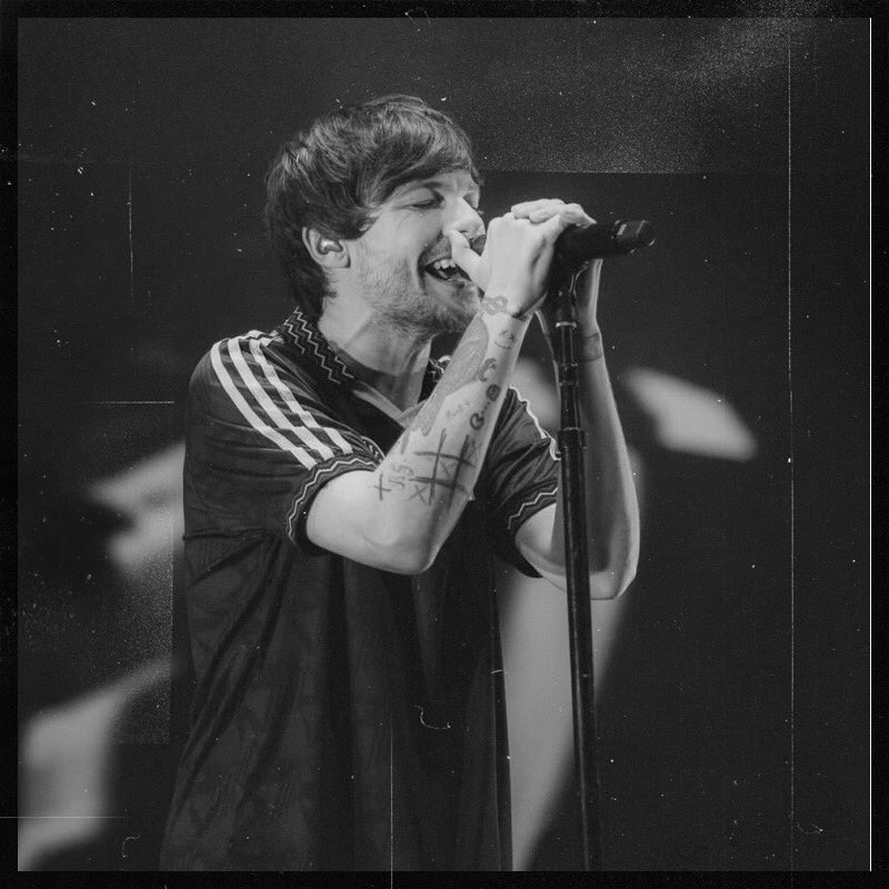 118 days to goLouis always delivers phenomenal performances!! Every time he performs you can see he’s growing more with confidence. You can see how genuinely happy he is performing the songs that he’s proud of!! He’s shining in his comfortable musically zone smashing it!!