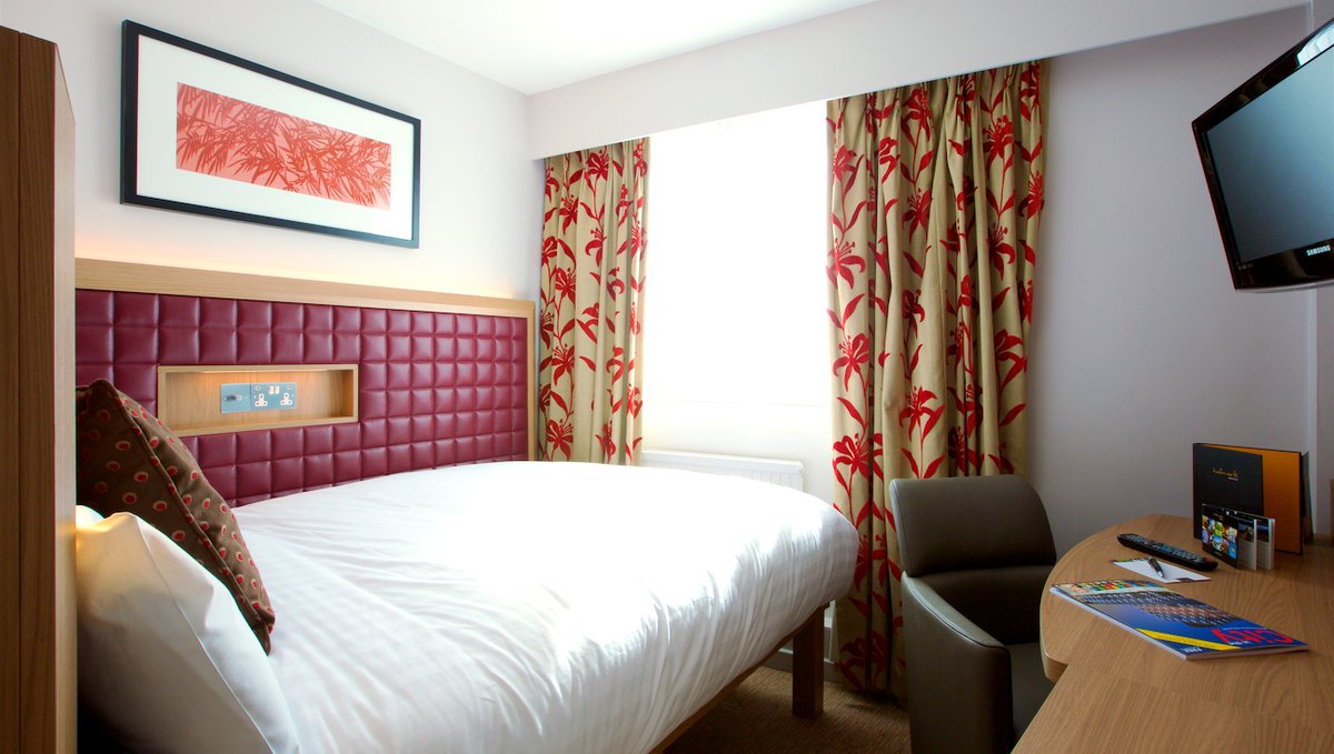 They say that good things come in small packages and our our City Double Rooms are just that!⁠
These rooms are 16sqm however they offer a comfy cabin style double bed, free WiFi, flat screen TV, hospitality tray and more! ⁠
Rates start from £30.00
bit.ly/2Pg5oim