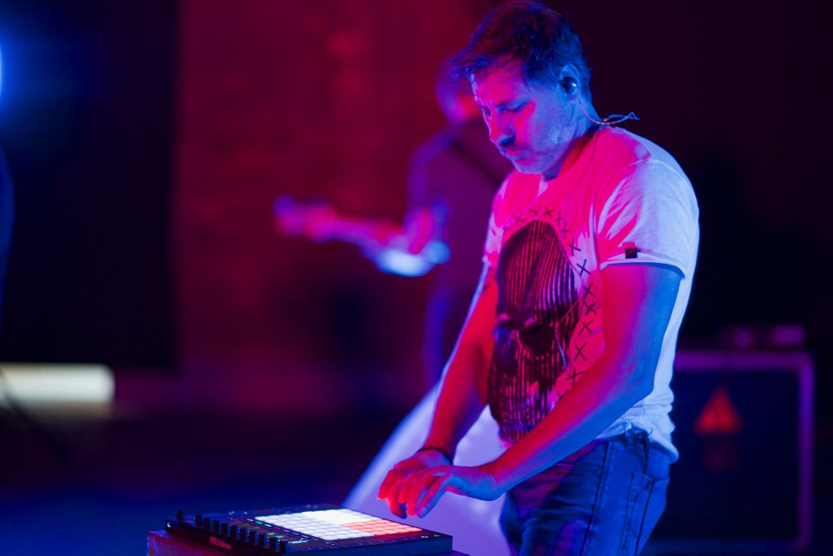 SILENCEBORIS's tweet photo. Karl, notre boîte à rythme humaine, lors du tournage du clip de "c'est l'hiver"
#silenceboris #clipvideo #groove #drummer #abletonlive #push #technocite https://t.co/YK61PeXKfe