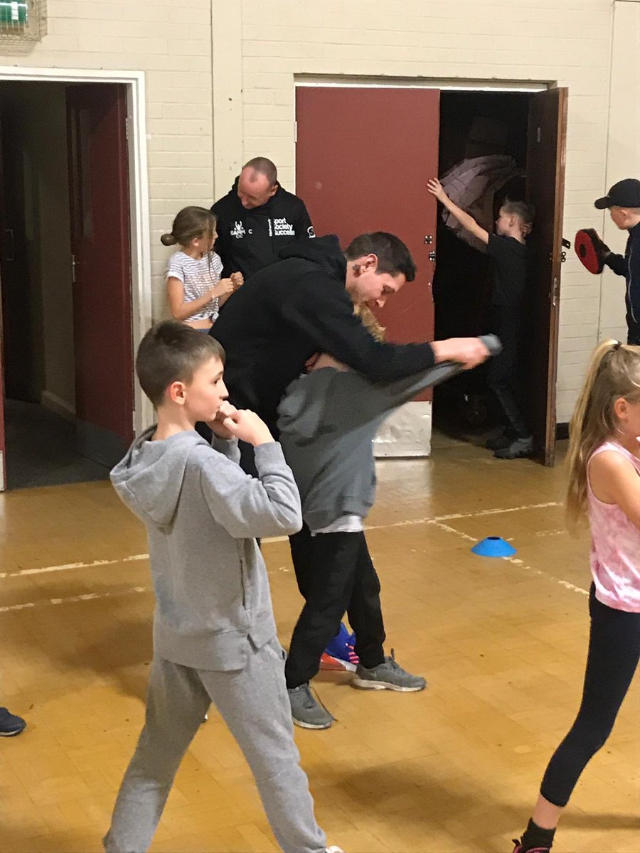 Another great session ticked off tonight! @bigtwinnygav giving some tips to the young boxers 👍🏼🙌🏽🥊🥊#teammac #teammaccic #boxing #doncasterisgreat #sssnetwork #sportsocietysuccessnetwork
