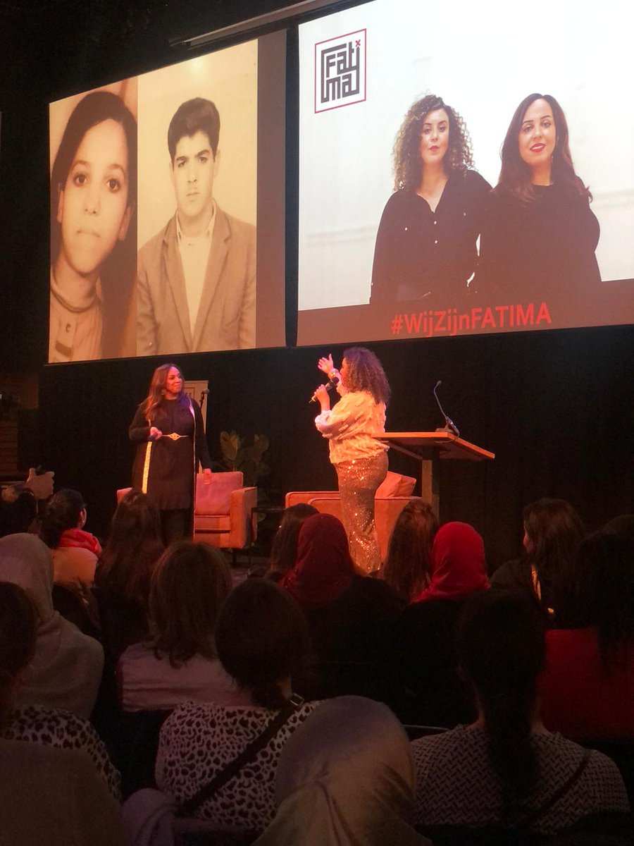 Fatimzahra Baba en @RajaFelgata openen de avond met een mooi verhaal over hun ouders! #wijzijnFATIMA #50jaarmigratie