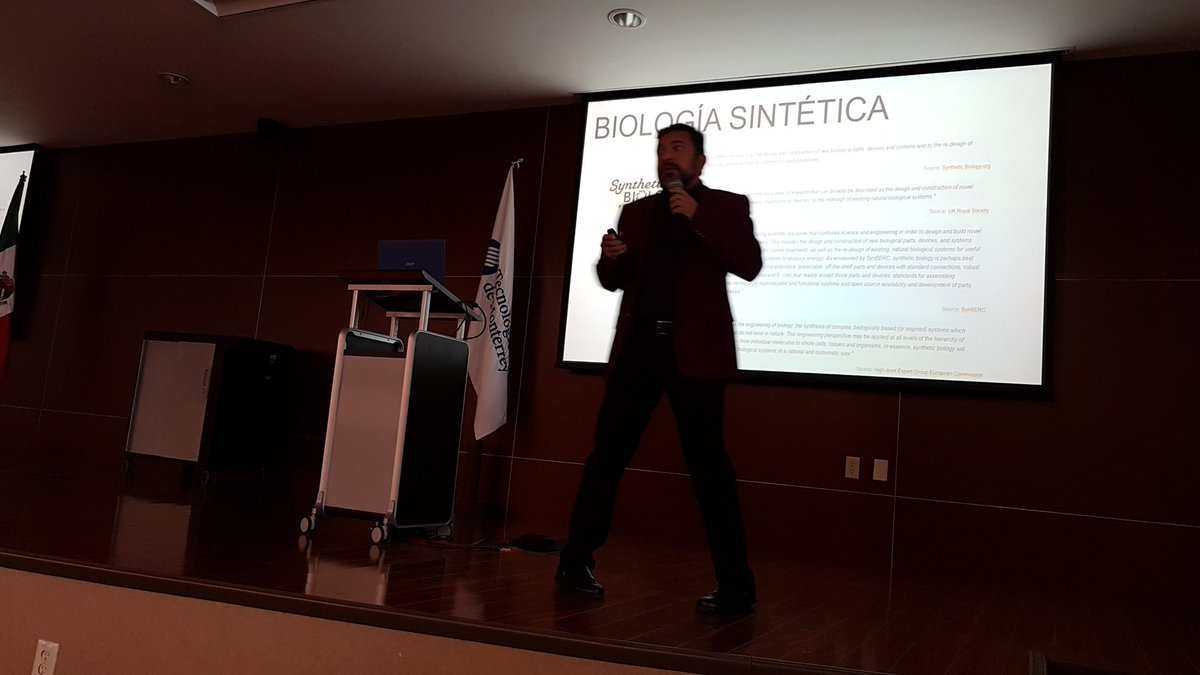 synbiomx's tweet photo. El Dr. Luis Figueroa Yáñez ha comenzado su ponencia en el 3er foro de biología sintética en México  #synbio https://t.co/N5G6cjzb16
