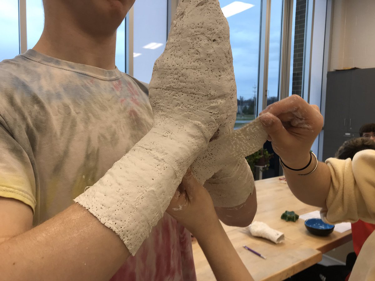 WCHS_ARTS's tweet photo. Sculpture 1 students making plaster cast hands!!! https://t.co/APkLiwjuQx