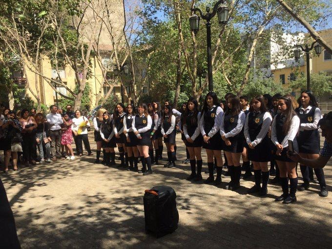 Liceo 1 de Santiago. Directora dejó a las niñas sin graduación en represalia a presentación de Las Tesis el día de ayer. Hoy están haciendo sus ceremonias en la plaza santa Ana. La protesta social es un derecho, al igual que la educación.<a href="/Muni_Stgo/">Santiago</a> <a href="/esmeraldatroiti/">Esmeralda Arosemena de Troitiño</a> <a href="/inddhh/">INDH Chile</a> <a href="/CIDH/">CIDH - IACHR</a>