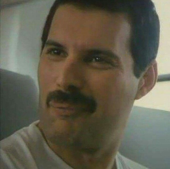 juandavidlatino's tweet photo. Freddie Mercury viendo como es citado por el delincuente Andrés Felipe Arias en su carta a
@JulianRoman 🙄
solo falta que traiga perfume y rosas 🌹 en edición especial.
Pilas! Nos están vendiendo al Mandela criollo
#AndresFelipe #Arias #HumildadPara https://t.co/Xy3Z6MZ6wa