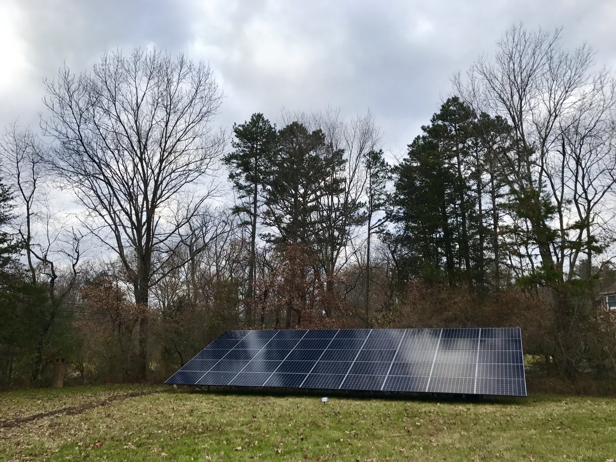 CastleEnergyLLC's tweet photo. Happy fall Friday! 

Thanks @SFUSA_Inc for installing the ground-mount racking! https://t.co/MMRAdlgplG