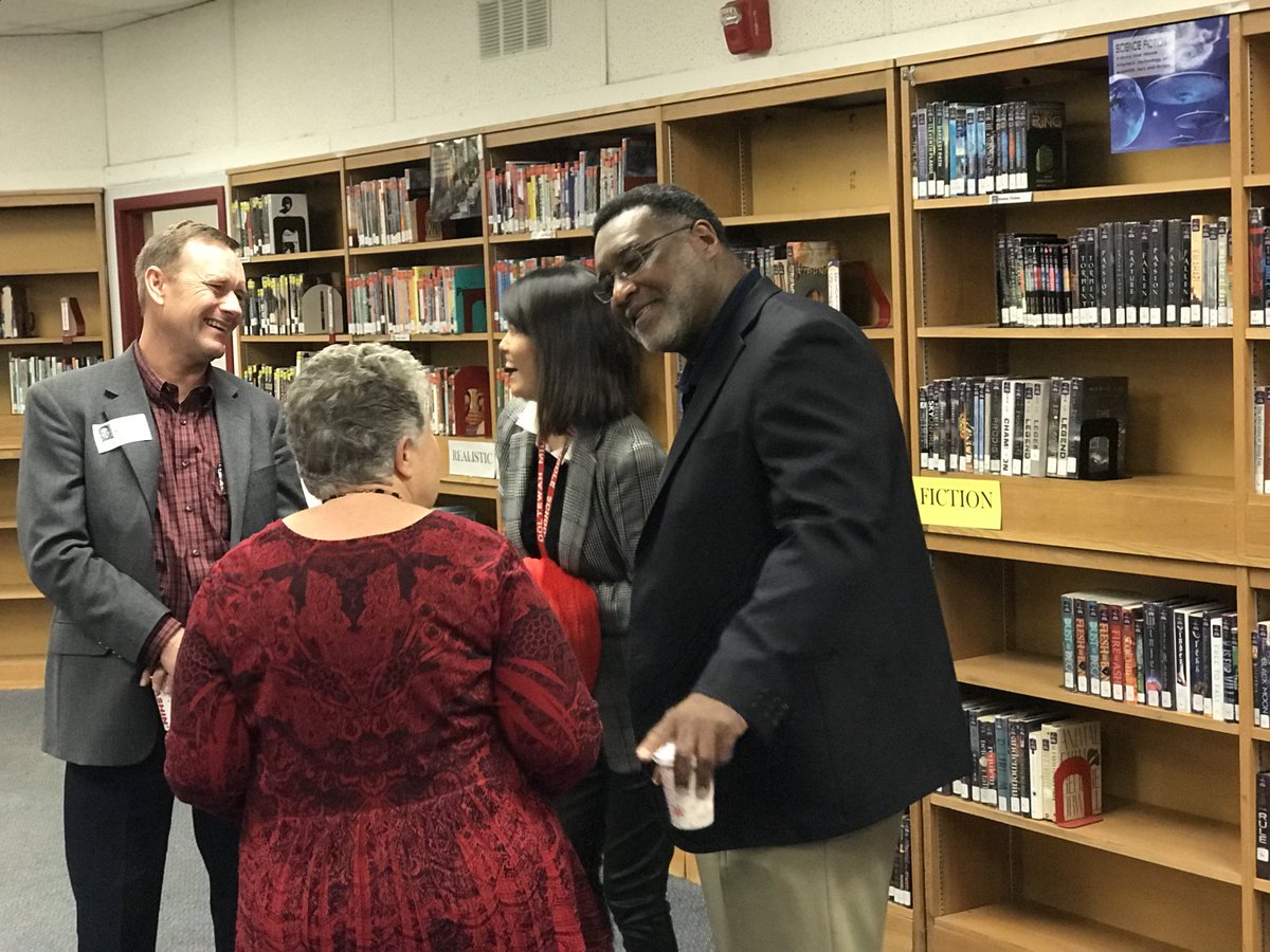 HCSHarrisonBay's tweet photo. Ooltewah/Collegedale @CHAchamber spreading a little Christmas cheer in #HarrisonBay! Thank you for your contribution and commitment to #HCSFutureReady students! #BetterTogether @OoltewahMS https://t.co/jhHaYUFtgg