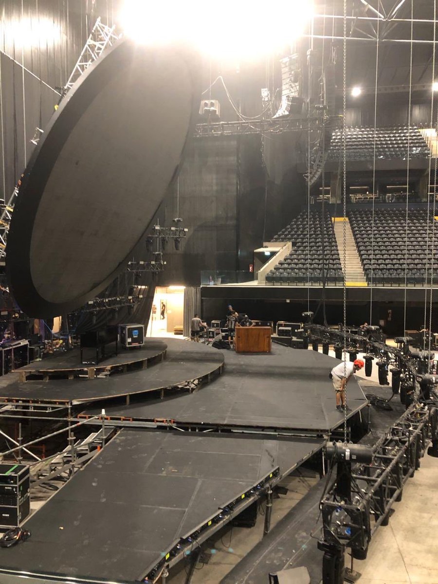 GrownShawnARG's tweet photo. Ya están preparando todo para el show de hoy 🥺, ¡primer show de Shawn en Argentina ♥️! https://t.co/foxnSmoWrf
