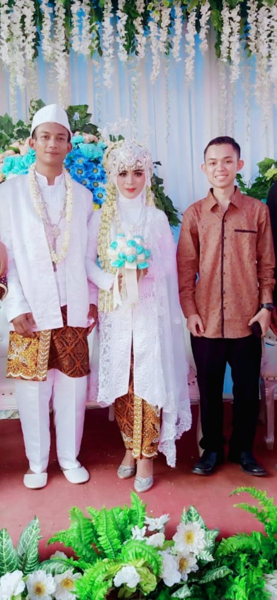 dandiherdiana99's tweet photo. Menghadiri acara resepsi pernikahan teman SD - SMP saya Nira. Doa sy untuk Nira & Hermawan: smoga menjadi keluarga yang sakinah, mawaddah, & warohmah serta dikaruniai keturunan yg sholeh - sholehah.
#LatePosted https://t.co/XnMPXI7UnE