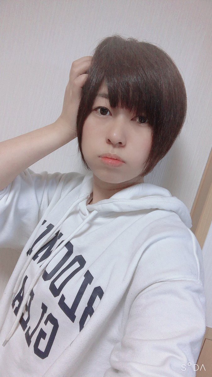 福澤悠子 ちょ まてよ 前髪かなり久しぶりに作ったら まじ やってしまった感半端ない だけどもう取り戻せない前髪 ワックスつけたらもっと大人っぽくなるかな 私 大人の女なんだ ぞっ 福澤 髪 切りました 少年感 スタチェン スタイル