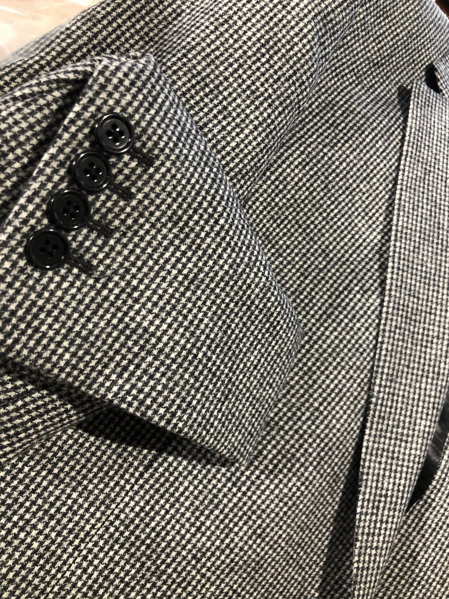 Latest handover to a client. 

Tony commissioned a suit that can be worn as both a casual jacket and suit.

#bespoketailoring #bespokesuit #formal #tailor #tailoring #suit #menswear #gentleman #apparel #bespokedesign #trousers #jacket #barbados #travellingtailor  #2piecesuit