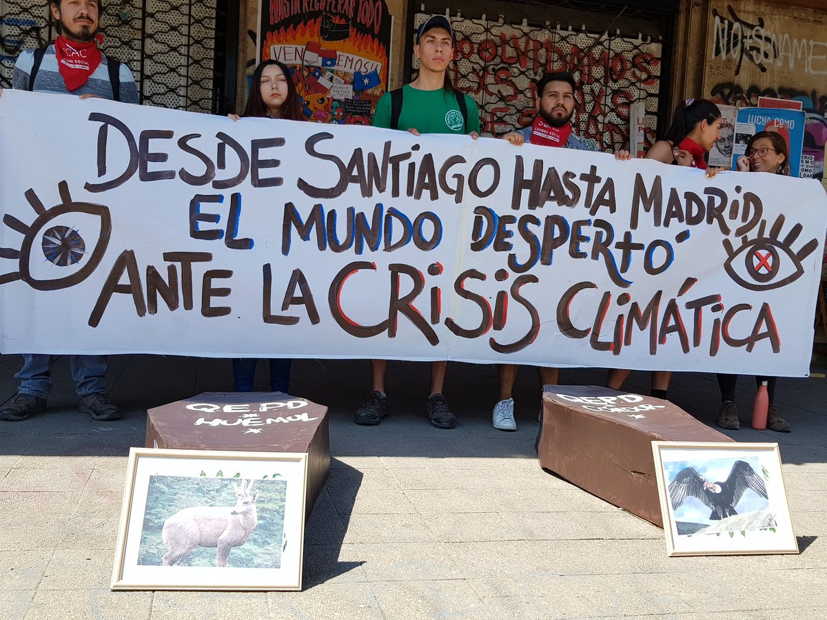 ChileHbs's tweet photo. En el día de la movilización global por el clima representantes de la @SCAC_Chile @FFFSantiago y la @cumbrepueblos19 se refieren a las acciones y manifestaciones en torno a la crisis climática que se llevarán a cabo de manera paralela en las ciudades de Santiago y Madrid #Cop25 https://t.co/ldVG1HYghd