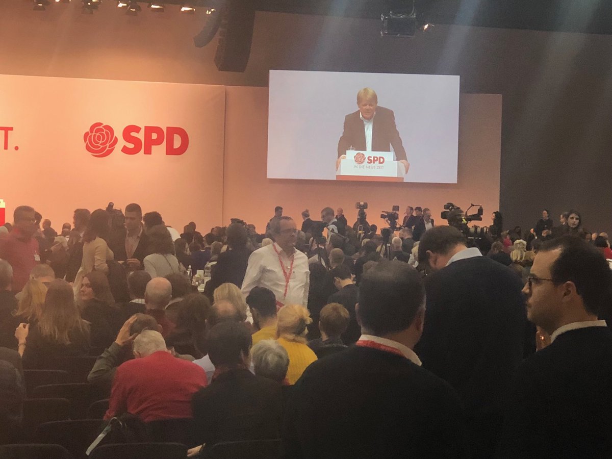 Der Vorsitzende des ⁦@dgb_news⁩ , Reiner Hoffmann liefert beim #spdpt19 , was das neue Team unterließ: Er beschreibt die komplette Erfolgsgeschichte der ⁦@spdde⁩ im Kampf um bessere Arbeitnehmerrechte.