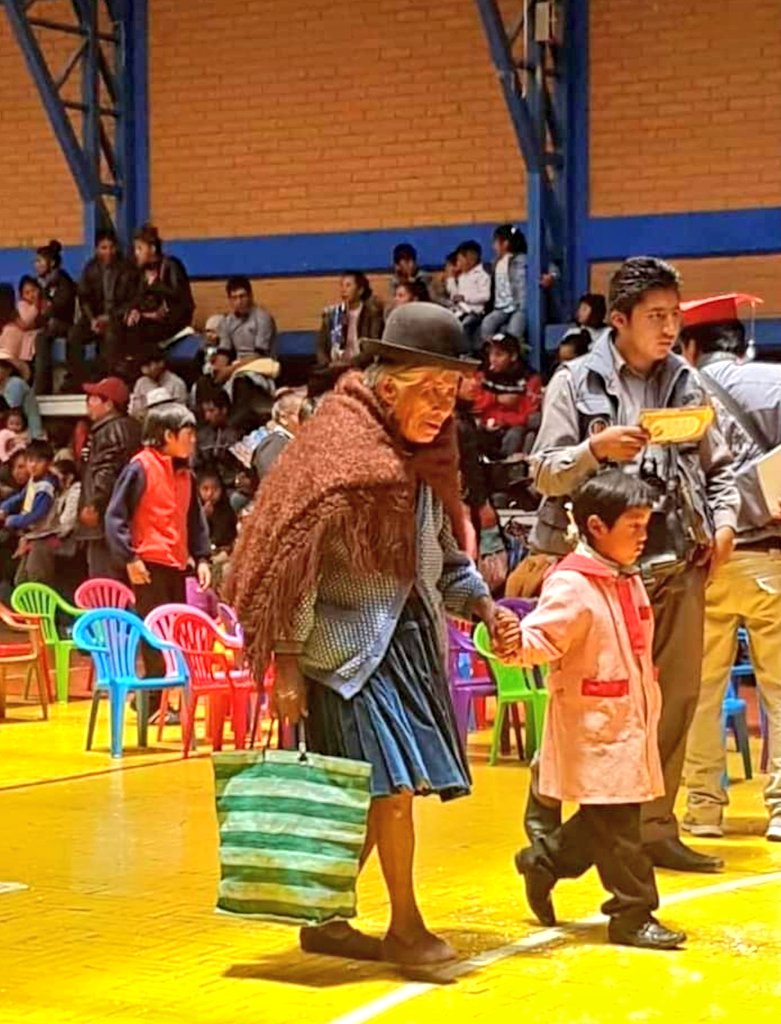 TataQuispe's tweet image. #TataQuispe:
Cosas hermosas que valen la pena conocer y compartir.
Ocurrió en el cierre de gestión del Kinder siglo XX del municipio de #Llallagua
¿Quién conoce a la señora?