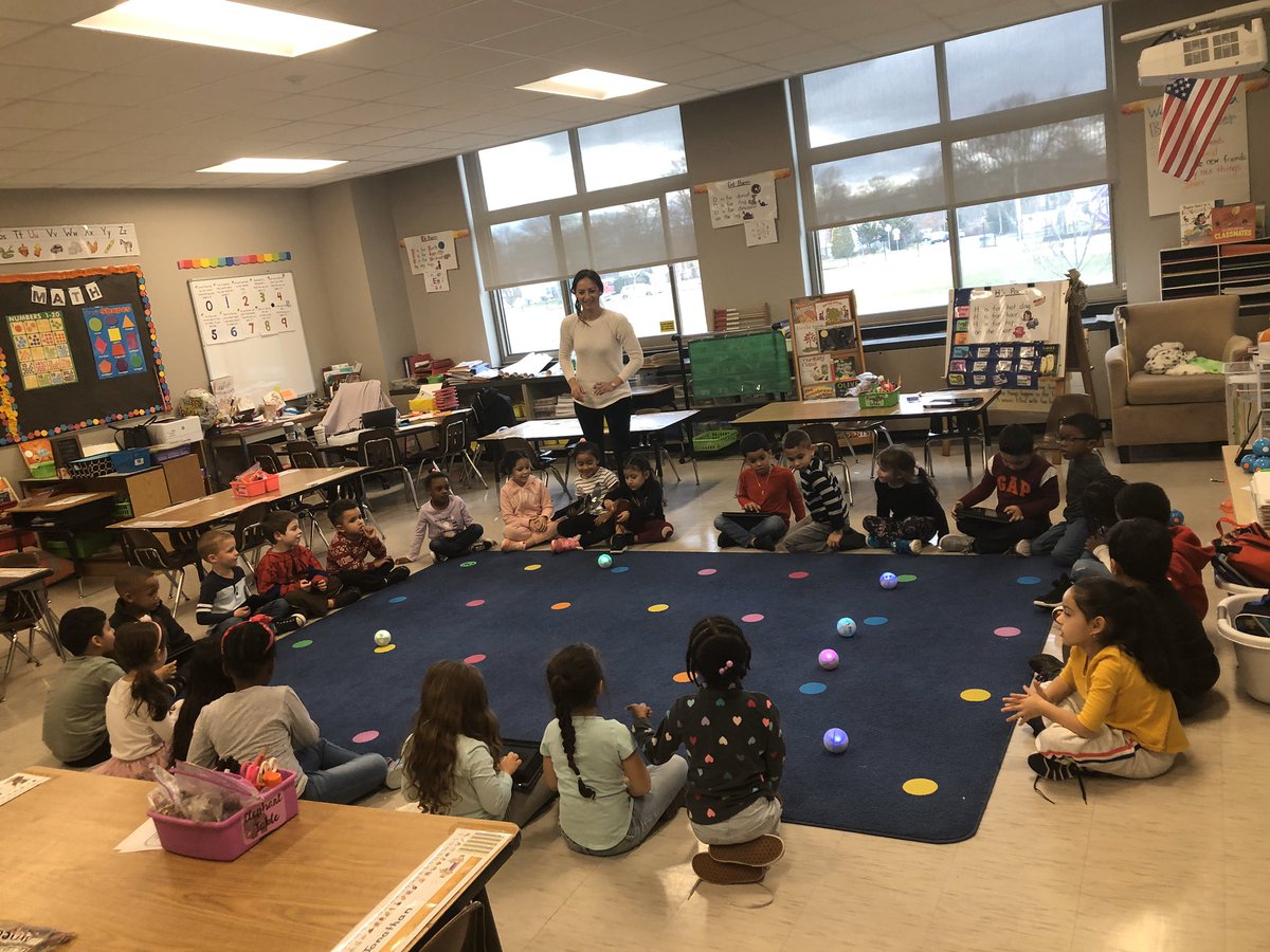 Mrs. Ruiz’s class was introduced to our Sphero robots today! #copiaguecodes #robots #spheros #chromebooks #Kindergarten #colors #letters @CopiagueDGE <a href="/SpheroEdu/">Sphero Education</a>
