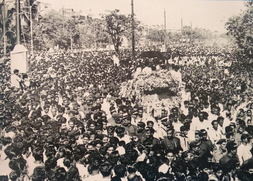 Heart wrenching image of millions of followers who came on the streets of Bombay to pay last respects to their BABA.