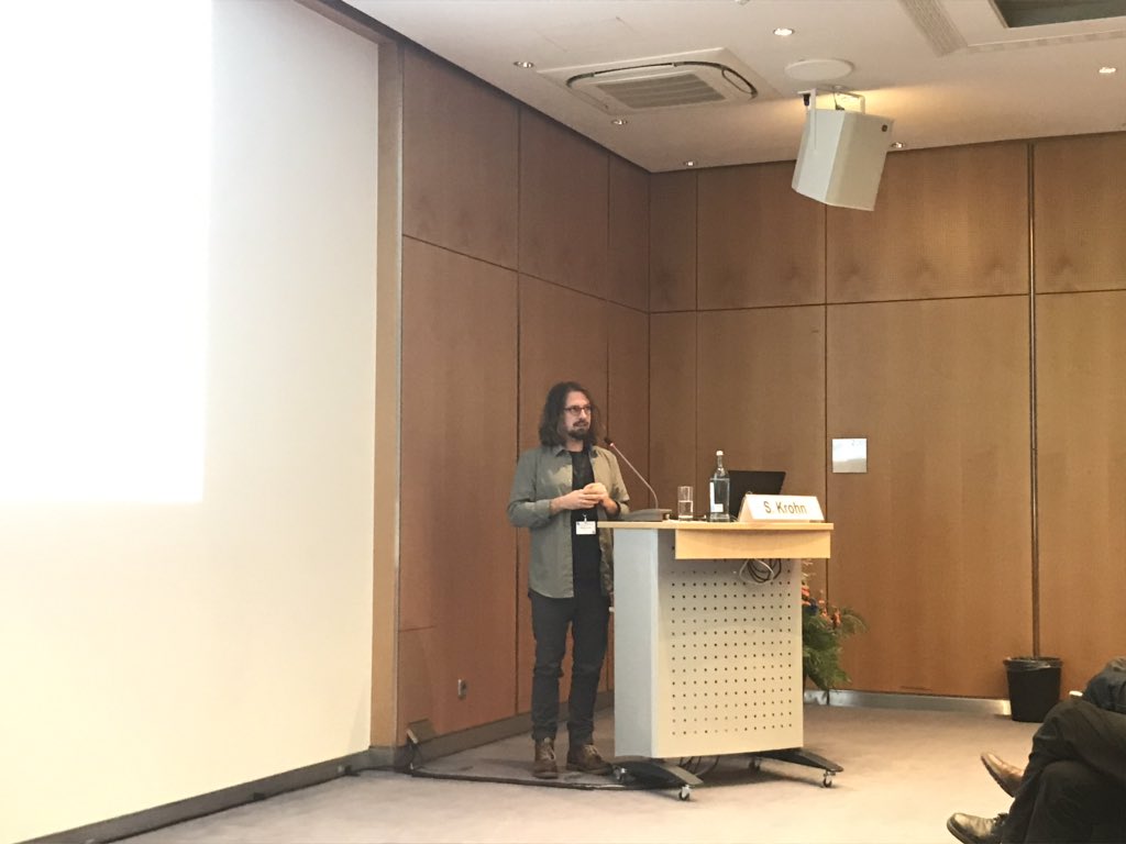 SophiaRekers's tweet image. New level of difficulty, extremely well mastered by my colleague @krohn_stephan: Projector broke and he still gave an excellent talk WITHOUT slides at #DGNR2019 on new analytic possibilities in immersive #VR