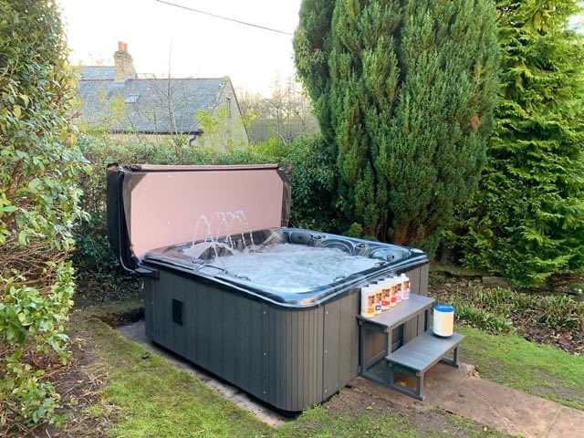 CombinedSales's tweet photo. The Hot Tub Elves are busy on the run to christmas! ☃️ https://t.co/lH8k4l1wtP