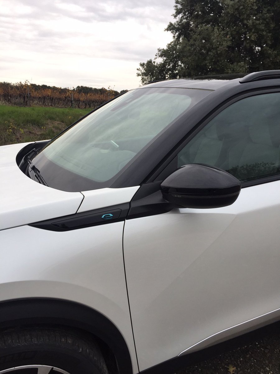 winsusie123's tweet photo. New #Peugeot2008,the #SUV can now also be purchased fully #electric.Only difference between #combustionEngines& #EV:no exhaust pipes+the little blue e at the end of the #Apillars+on the tailgate.The #EV is fun to drive,pity there won't be rockerSwitches🏎️🏎️🏎️🏎️🏎️🏎️🏎️🏎️✍️✍️🎤🎤💃 https://t.co/b9Do1gJ2Be