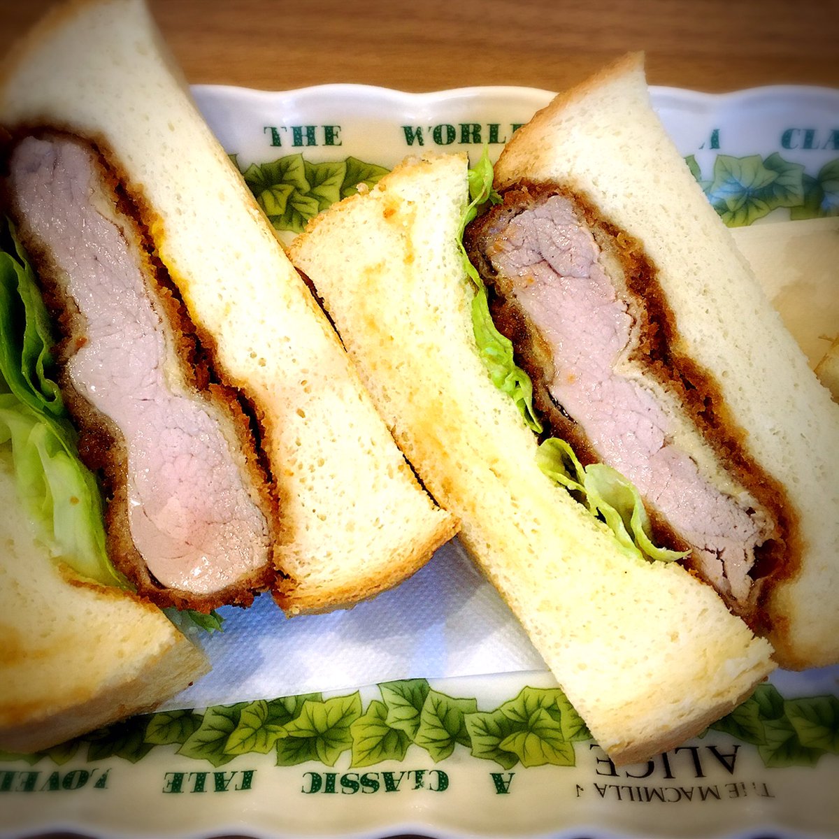 ダリヤ の前食べた ウエストさんのカツサンド絶品でした 他のメニューも全部美味しそで クラシックな雰囲気の店内に竹久夢二がいっぱい まねきねこもいっぱいでした 湯河原 熱海 レトロカフェ 真鶴 レッスン帰り カツサンド 食器が可愛い