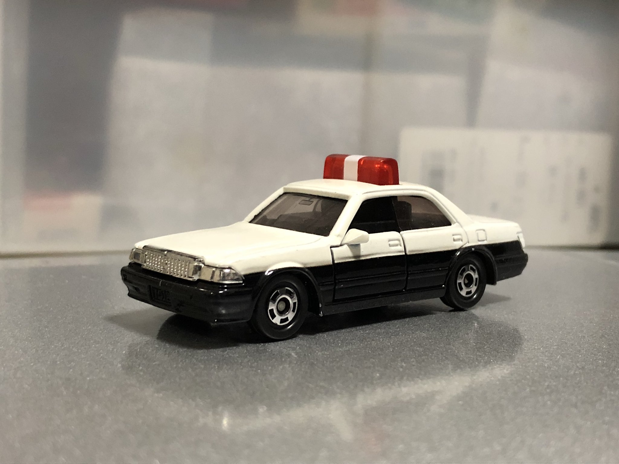 Y30vip 12 音が出るトミカのクラウンパトカー シリーズ末期の追加モデルで 後に発売となるサイレントミカと同じランプを装備するのが特徴 短期間のみのモデルゆえに希少であるが シャーシの刻印がセドリックになってしまっているのはさらに珍しい 先に
