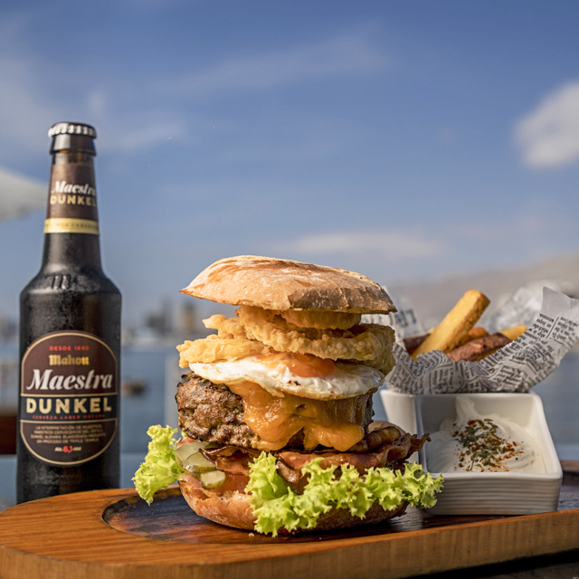 TerradoHoteles's tweet photo. [𝐁𝐔𝐑𝐆𝐄𝐑𝐒 &amp; 𝐁𝐄𝐄𝐑𝐒] 
Prueba lo nuevo de Bar Rick's: Espectacular hamburguesa casera acompañada de papas rústicas, tu cerveza favorita y una vista incomparable. 
¡Esta delicia te espera en el bar de Terrado Suites!
#iquique #cavancha #burger #foodporn #cerveza #view https://t.co/A3Xjjx43qS