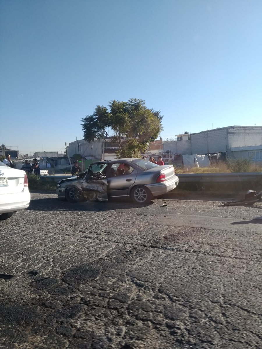 hcanot's tweet photo. @laredcincoradio @JCarlos_Valerio @carlosmartinh @MariLoliPellon accidente en periférico ecológico sentido fed a Tehuacán altura flor del bosque. https://t.co/Jjo3Sb0i7G