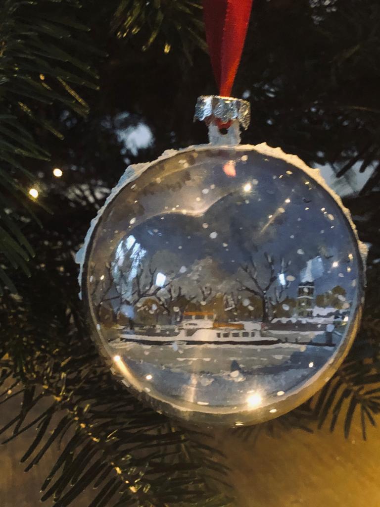 VVVGorinchem's tweet photo. Op zoek naar een origineel kerstcadeau? Een kerstbal met afbeeldingen van de Grote Kerk, Buiten de Waterpoort en het Oude Stadhuis. Verkrijgbaar voor € 9,95 https://t.co/I8YHPoLRiq. https://t.co/3eh2Um07NR