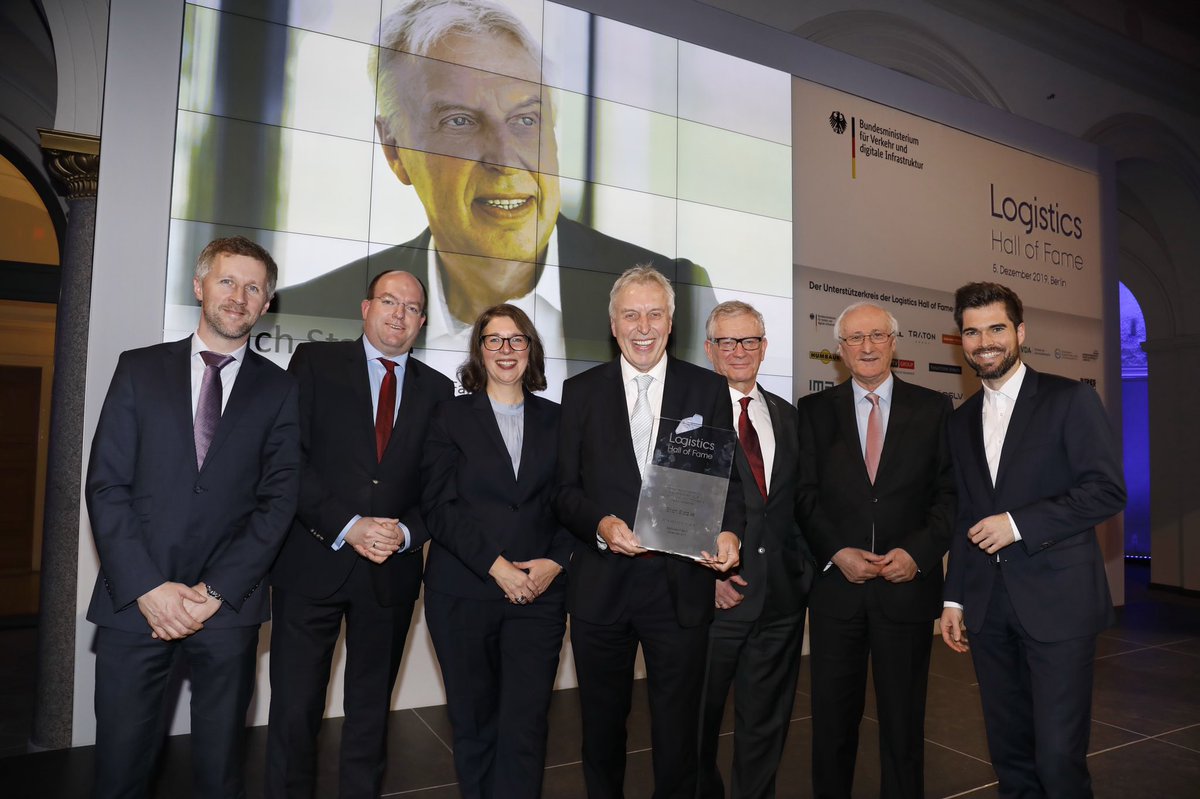startport_ruhr's tweet photo. Als „Modernisierer der Binnenhafenlogistik“ zog Erich Staake, Vorstandsvorsitzender der duisport-Gruppe in die Logistics Hall of Fame ein. Eine großartige Leistung, auf die wir als Teil der duisport-Gruppe stolz sind!🚀 @WorldsLHOF #duisport 
© Logistics Hall of Fame/ Gabsch https://t.co/mC2GLbw7aa