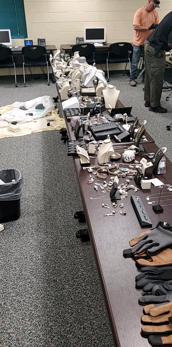 This is the "piles of jewelry " seized in the car that led Turner County deputies on high speed chase into Tift County. Sheriff is checking to see if this is loot from a jewelry store burglary.