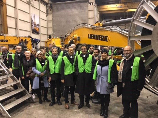 Une belle équipe de membres et lauréats pour cette visite de LIEBHERR SAS à Colmar. Nous remercions Monsieur Martin SCHICKEL pour sa présentation et Monsieur Michel Jean ROBISCHUNG pour une très intéressante visite de l'usine avec ses réalisations hors du commun.