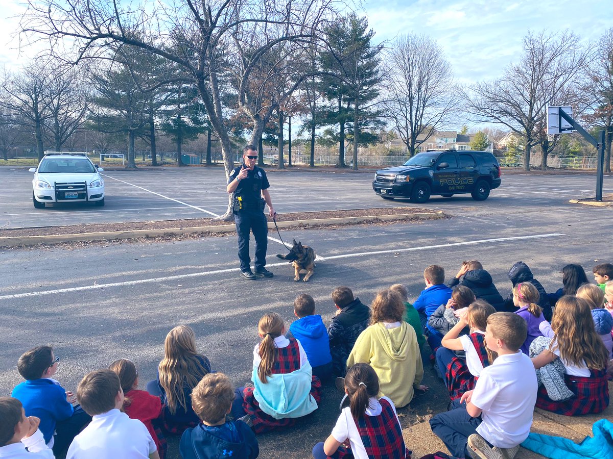 acs_3D's tweet photo. Thank you to the @Ellisville_PD for letting Dark and Officer Peacock come talk to the Third Grade today. They were in awe of how amazing Dark is and how well he helps protect the city. #acsgatorpride https://t.co/4WzO2SoBQQ