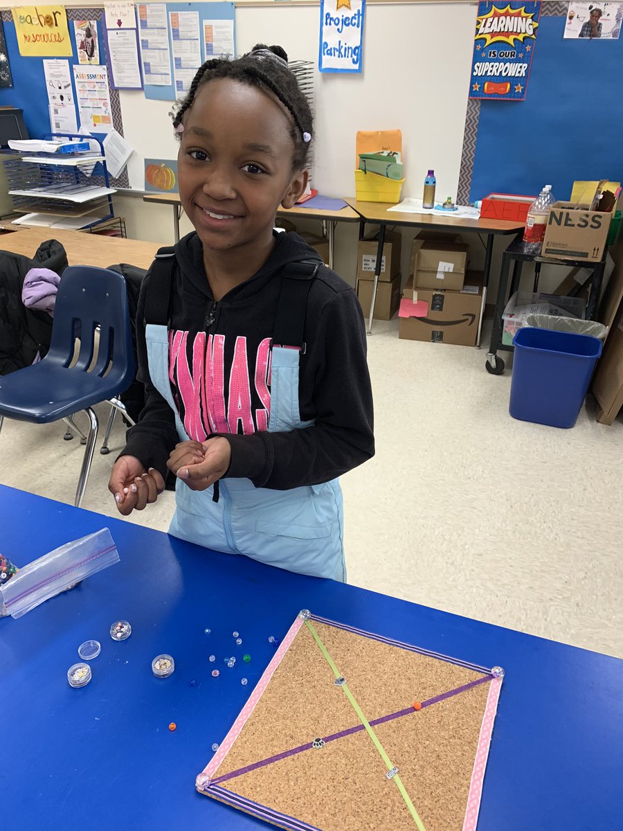 MsLeslieMeyer's tweet photo. Nell is making a gift for her sister. She says that the measuring was hard, but it was worth it! #makerspace #makered #giving @RiversideOtters #artismath https://t.co/fFL9Yi8UVo
