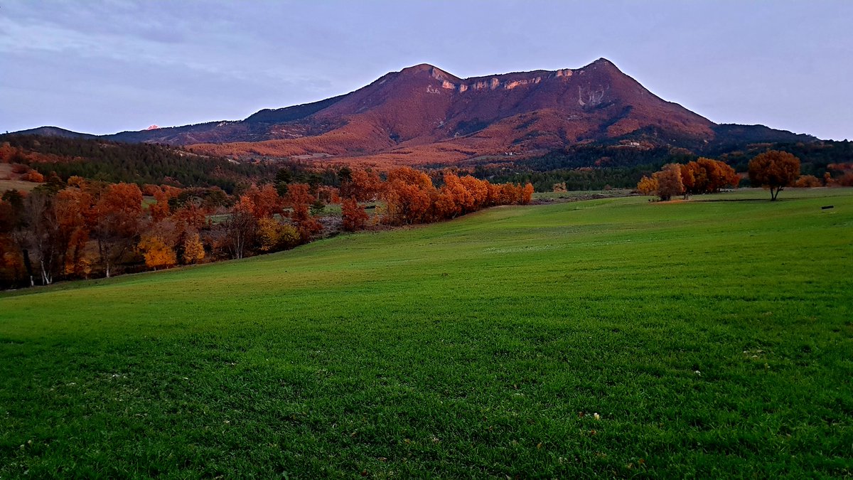 colas_masi's tweet photo. A quoi bon partir en vacances quand on a le privilège de vivre dans les #irresistiblealpesdehauteprovence ?!!! 😅😜
#memepaschauvin !
Bon week-end ! 🤩
#alpesdehauteprovence #visit04 https://t.co/az5CCH79uD